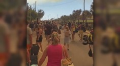 Turisti utekajúci z Rodosu sa možno dočkajú batožín. Niektorým našli nepoškodené kufre aj na pláži