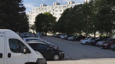 Žilina na sídlisku Hájik začína so spoplatnením parkovania. Miestni sa búria, podľa nich to nie je fér