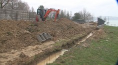 Malo ísť o plážové centrum, realitka ponúka budovy ako chaty. Aktivisti upozornili na čudnú stavbu pri Domaši