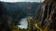 Tragický deň v lome neďaleko Prahy: Kým záchranári oživovali potápača, po páde zo skaly zomrel ďalší muž