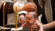 Jedno nesprávne slovo kňaza spôsobilo, že tisícky ľudí absolvovali neplatný krst