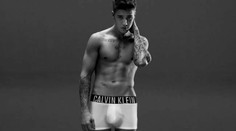 Nahý Bieber na dovolenke s modelkou. Všetci sú v šoku z jeho prirodzenia!
