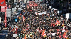 VIDEO: Francúzsko ochromili rozsiahle protivládne protesty a štrajky
