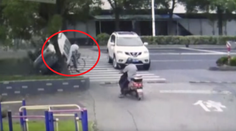 Hrôzostrašná nehoda na kamere. Auto netrafilo cyklistu len o chlp