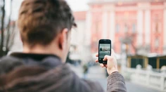 Muž si pri Fontáne Di Trevi nakrúcal na mobil nohavičky žien
