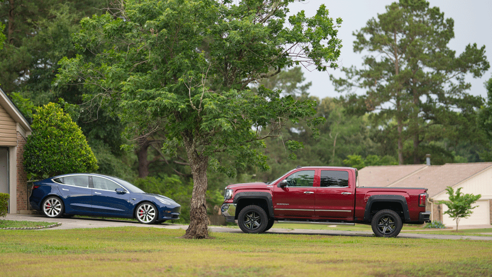 V rozhorúčenom aute našli nehybné telá súrodencov. Otec si šiel zdriemnuť