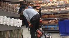 Zhrozený divák nám poslal video. V Tescu zbíjali robotníci rovno pri pečive
