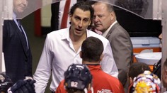 Brankársky chaos na Floride. Obaja sa zranili, obliecť sa musel tréner