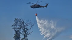 Hasenie požiaru pri Košiciach komplikuje terén. Hasiči sú vyčerpaní a dostať sem vodu je náročné