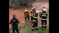 Rozbúrená rieka v českom Broumove si takmer vypýtala tri detské životy. Zasahovali hasiči aj vrtuľník