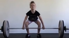 VIDEO: Sedemročné dievča láme rekordy. Zahanbí aj starších vzpieračov