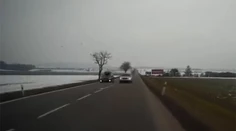 Blázon na ceste: Takéto riskantné predbiehanie sa často končí tragicky