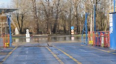 Kompa na hranici s Rakúskom stále nie je v prevádzke. Dôvodom je vysoká hladina rieky