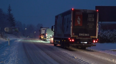 Kalamita na Gemeri. Na Soroške sa skrížili kamióny, v kolónach uviazli autá, autobusy aj posypové vozidlá