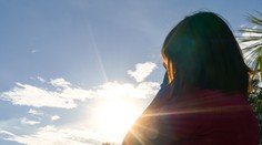 Nechali ju stáť na rozpálenom balkóne. Dievča po návšteve sociálnych pracovníčok skončilo v nemocnici