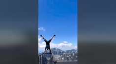 VIDEO: Risk alebo maximálna sebaistota? Mladík urobil stojku na vyhliadke Lomnického štítu