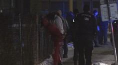 Žene ukradli kabelku, následne ju nabrali na kapotu auta. Takto to opísal svedok