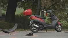 Motorkár nemal šancu prežiť. Po páde po ňom prešlo až šesť áut