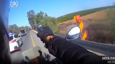 VIDEO: Izraelského policajta oslavujú ako hrdinu. Na motorke vo veľkej rýchlosti zlikvidoval dvoch teroristov