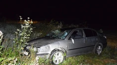 Opäť úradoval alkohol: Na mol opitý muž sadol za volant, havaroval a niekoľkokrát sa autom prevrátil