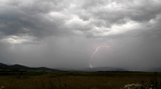 FOTO: Krúpy, búrky i záplavy. Počasie opäť potrápilo viaceré časti Slovenska