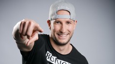 Ženské šaty, parochňa a kabelka! Čo sa deje so svalnatým exfarmárom?