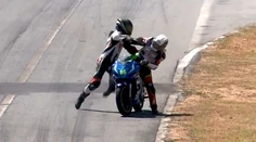 Bitka priamo na trati: Motocyklový pretekár po kolízii za jazdy presadol na súperovu motorku