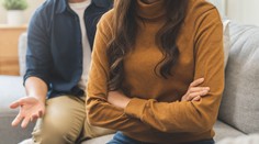 Keď ide von, po návrate ho čaká detektor lži. Chorobne žiarlivá žena svojmu mužovi dokonca diktuje, čo môže pozerať v televízii