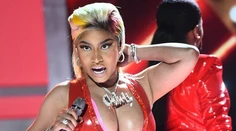 Nicki Minaj nesklamala. Prsia vyskočené zo šiat a ruka... to je už príliš!