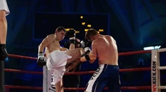 Musel odísť zo školy, staral sa o bratov a kopal hroby. Dnes hviezdi v thajskom boxe