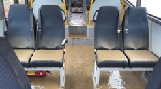 Záplavy na Kysuciach potrápili autobusového dopravcu. Vozidlá plné blata sa snažia dať do prevádzky