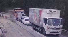 VIDEO: Plne naložený nákladiak na diaľnici rozdrvil viacero áut, štyri osoby zahynuli