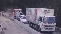VIDEO: Plne naložený nákladiak na diaľnici rozdrvil viacero áut, štyri osoby zahynuli