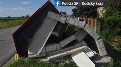 Na východe Slovenska vletelo auto do autobusovej zastávky, traja zranení