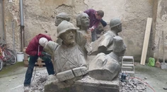 V Trenčíne rozbíjali torzo do betónu zaliateho súsošia zo Štefánikovho pamätníka. Samotnú sochu chceli komunisti roztaviť