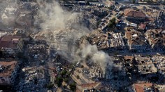 Nekvalitná výstavba vyvolala hnev verejnosti. V Turecku v pre zrútené budovy zadržali 12 ľudí