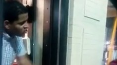 Muž z fastfoodu núkal bezdomovcovi jedlo. Potom ale urobil niečo veľmi kruté