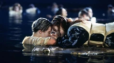 Pre Jacka už nebolo miesto, zachránila sa iba Rose. Vydražili dvere z legendárnej scény z filmu Titanic