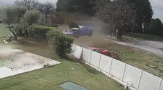 VIDEO: Kuriózna nehoda v Taliansku. Z cesty vyleteli dve Ferrari za sebou a po skoku skončili v plote