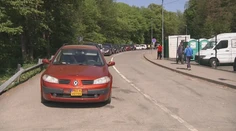 Pred hraničným priechodom v Ubli sa tvoria rozsiahle kolóny. Polícia obmedzuje dopravu