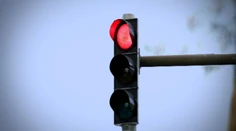 Prešli ste už na červenú? Policajti na to nepotrebujú žiaden dôkaz