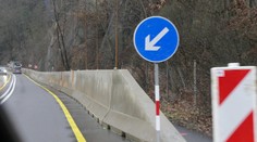 Cestu pod Strečnom už lemujú betónové zábrany. Dopravné zdržanie bolo primerané