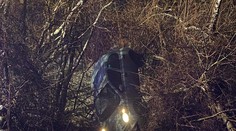 Pri Hlohovci skončilo po nehode auto na strome