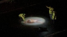 Muža v slipoch prešlo na diaľnici niekoľko áut. Záhadou zostáva, ako sa tam dostal