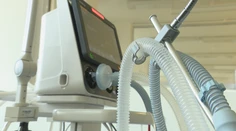 Pre ventilovaných pacientov zostali posledné lôžka. Prístroje však už nemá kto obsluhovať