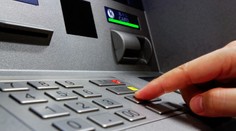Muž uviazol vo vnútri bankomatu, ľuďom vysúval lístky s prosbou o pomoc