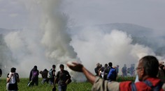 VIDEO: Macedónska polícia použila proti migrantom slzotvorný plyn