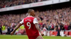 Arteta kúzli ako Merlin, londýnske derby pre Arsenal a Chelsea. Trossard hetrikom umlčal Anfield