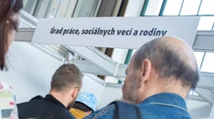 Dobrá správa pre nezamestnaných. Od stredy vyplácajú úrady práce zvýšené dávky