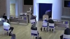 Pohreb v čase pandémie: Syn chcel utešiť plačúcu matku, zamestnanec krematória mu to nedovolil